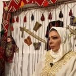 «المصممة أميمة كنداسة» تروي رحلتها في تصاميم الأزياء التراثية بالمملكة (فيديو)