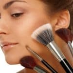 أهمية تنظيف فرش المكياج باستمرار .. أبرزها المحافظة على بشرتك