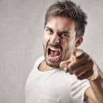 هل الانفعال الشديد يؤذي القلب؟ «النمر» يوضح