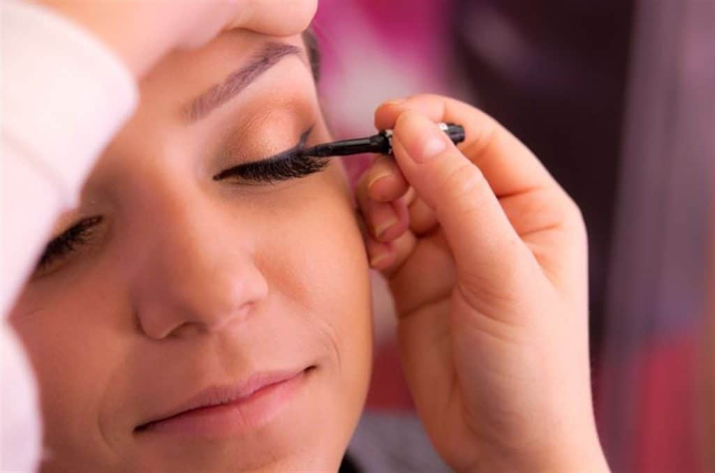 تكبير العينين بالآيلاينر بخطوات بسيطة لإطلالة أكثر جاذبية