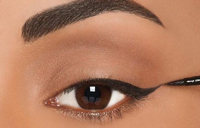 تكبير العينين بالآيلاينر بخطوات بسيطة لإطلالة أكثر جاذبية