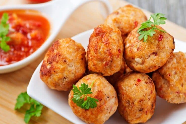 أكلات البيبي.. طريقة عمل كرات الأرز والدجاج الصحية