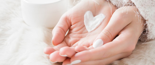 ترطيب اليدين في الشتاء بخلطات طبيعية من مطبخك