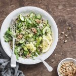 خطوات عمل سلطة الخس بالكينوا على مائدة الغداء