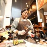 قصة نجاح شيخة البازي .. أول سعودية تمتهن مهنة الإسكافي