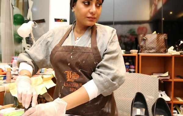 قصة نجاح شيخة البازي .. أول سعودية تمتهن مهنة الإسكافي