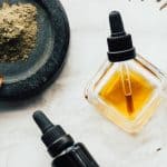 وضع الزيوت الطبيعية على فروة الرأس