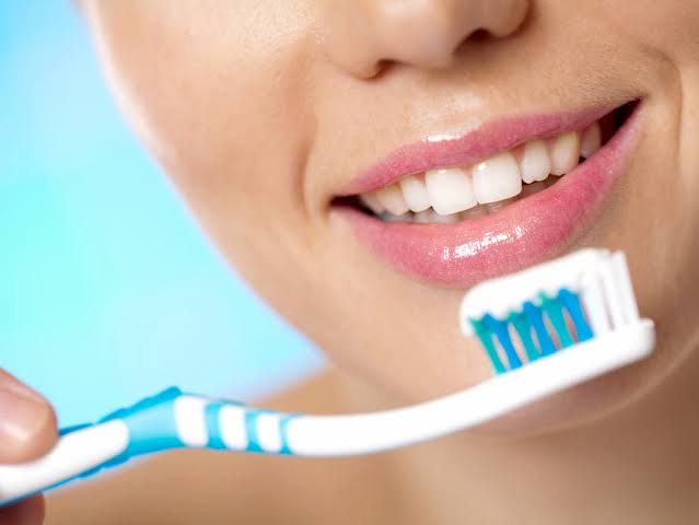 «الصحة» تكشف خطوات يجب اتباعها عند تفريش الأسنان وتنظيفها بشكل يومي