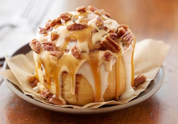 حلويات غربية لذيذة .. طريقة تحضير سينابون رول هش مثل المطاعم