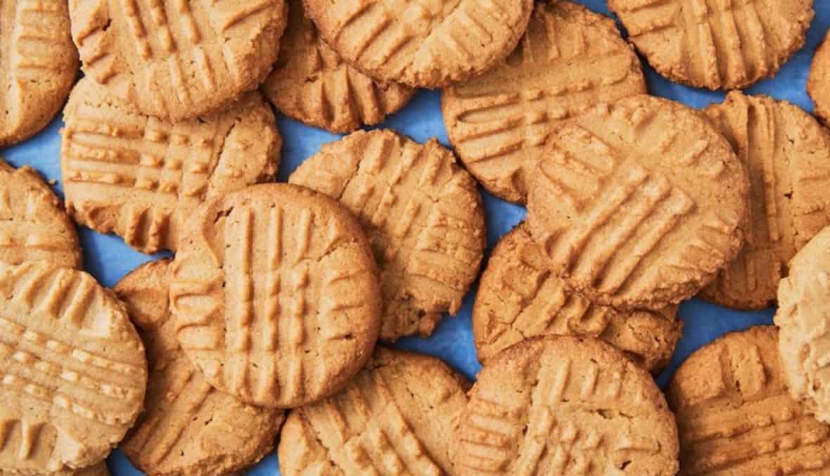 بسكويت بزبدة الفول السوداني بوصفة سهلة ولذيذة