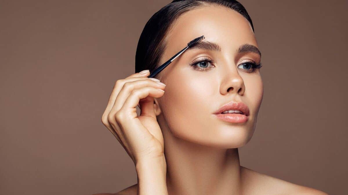 خطوات تكثيف الحواجب في 3 أيام