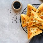 أكلات رمضانية.. إليك طريقة عمل سمبوسك بحشوة السبانخ وجبن الريكوتا
