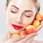 زيت الخوخ للبشرة الدهنية .. فوائده ووصفات طبيعية لاستخدامه