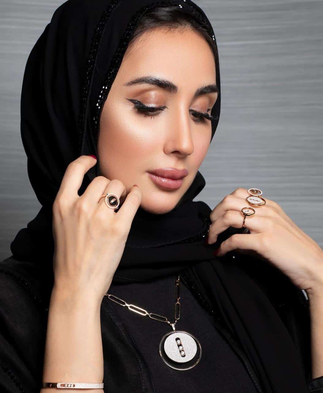 مجوهرات تناسب العباية السوداء لإطلالة ناعمة وعصرية