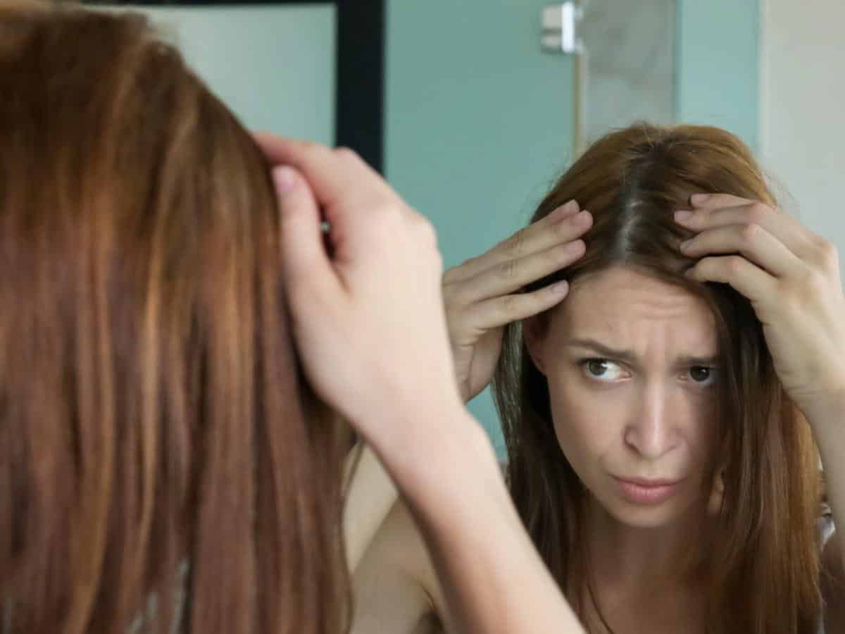 أسباب ظهور الشعر الأبيض في سن الشباب