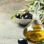 زيت الزيتون للشعر .. وكيفية استخدمه للترطيب وعلاج جفافه