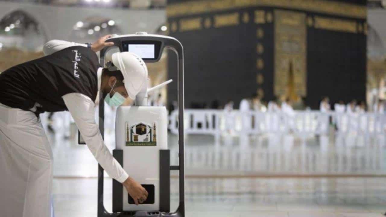 «المملكة» توفر جهاز الروبوت الذكي للارتقاء بمنظومة الخدمات المقدمة لضيوف بيت الله الحرام
