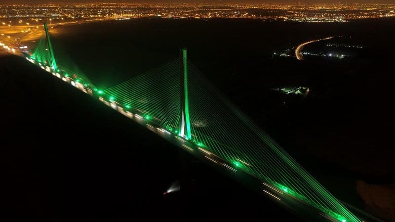 جسر برج المملكة المعلق .. تجربة سياحية تستحق المغامرة