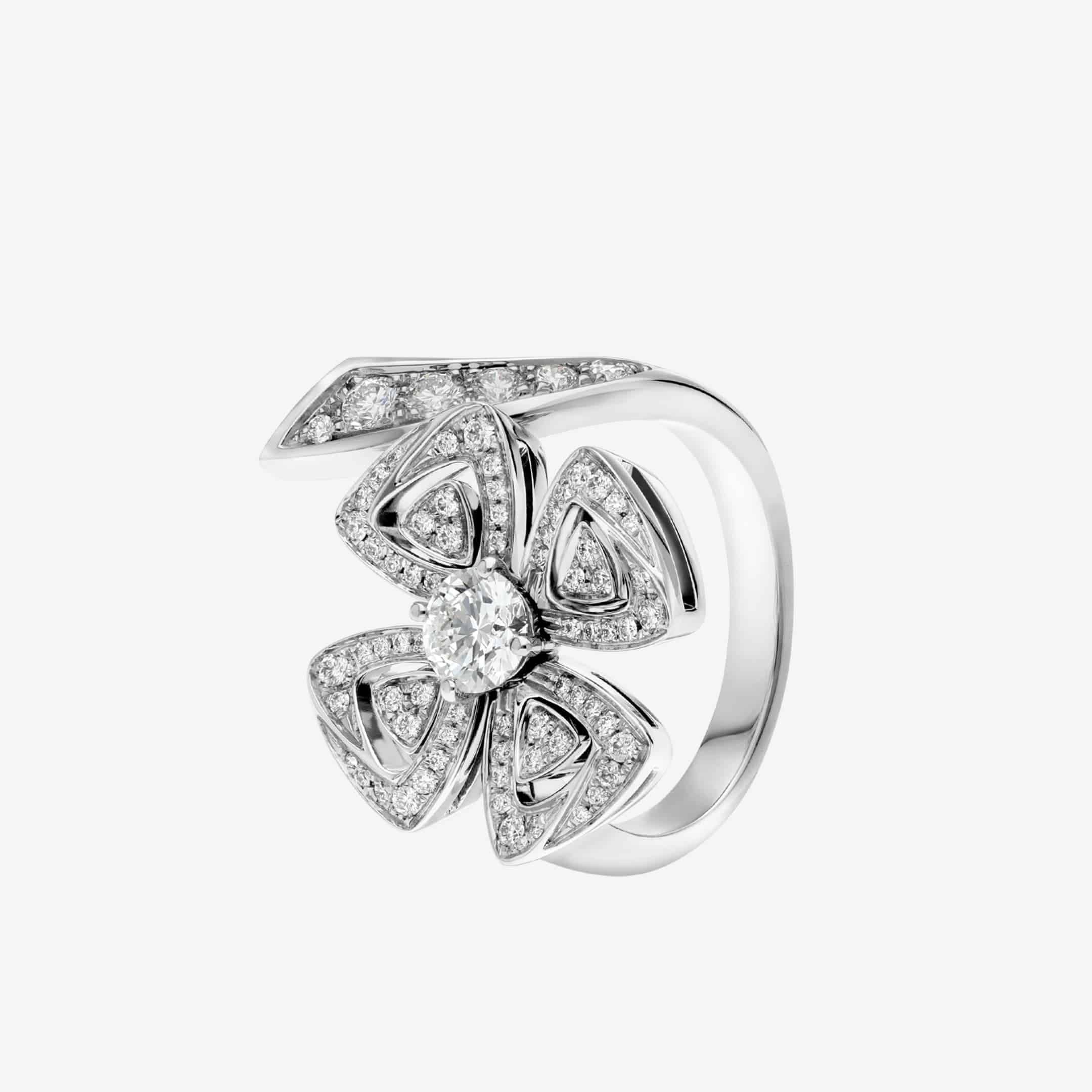 خاتم من الذهب الأبيض من «Bvlgari»