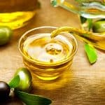زيت الزيتون للبشرة الدهنية .. ما هي فوائده وأفضل الخلطات الطبيعية لاستخدامه