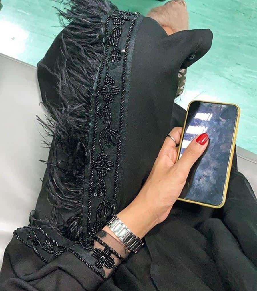 تصاميم عبايات مطرزة بالريش لإطلالة فخمة في عيد الأضحى المبارك 2022