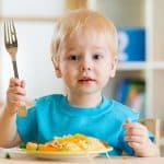 حيل لجعل طفلك يتناول طعامه