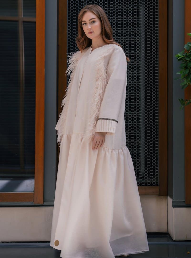 تصاميم عبايات مطرزة بالريش