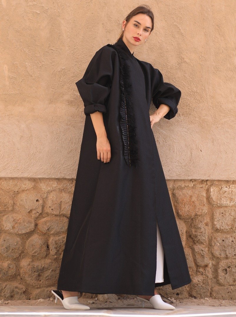 تصاميم عبايات مطرزة بالريش