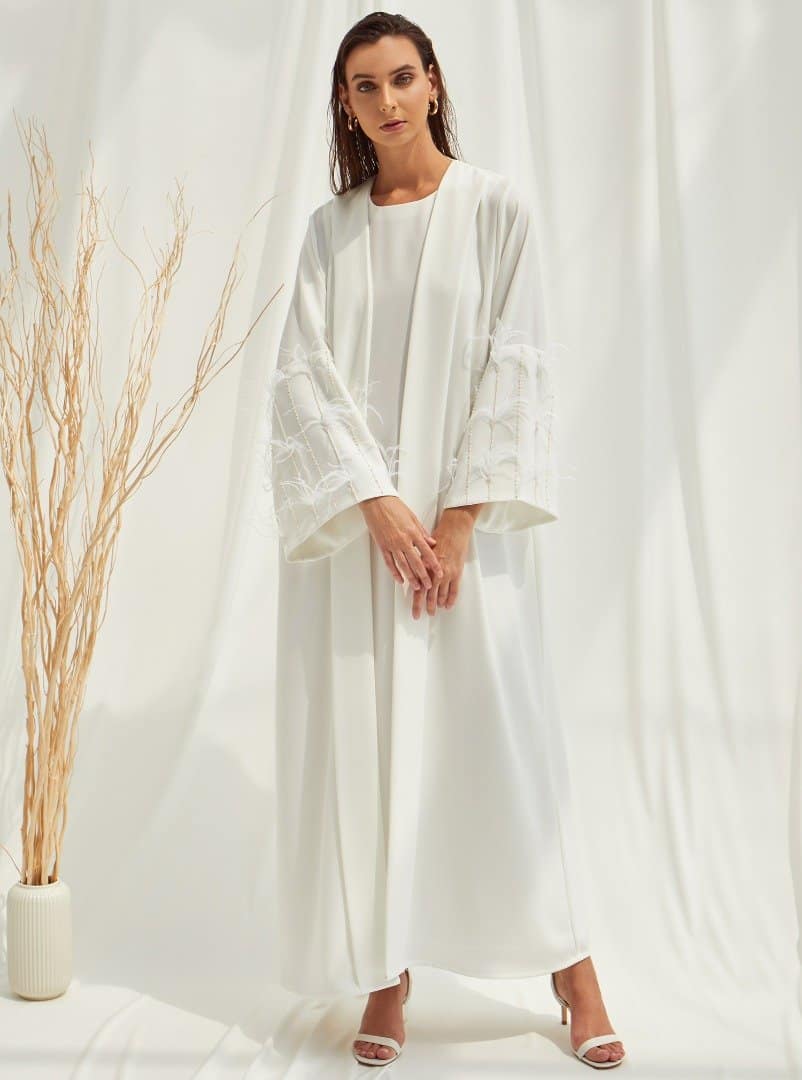 تصاميم عبايات مطرزة بالريش