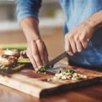 «الغذاء والدواء» تقدم نصائح لتجنب أضرار ألواح التقطيع وتلوث الطعام