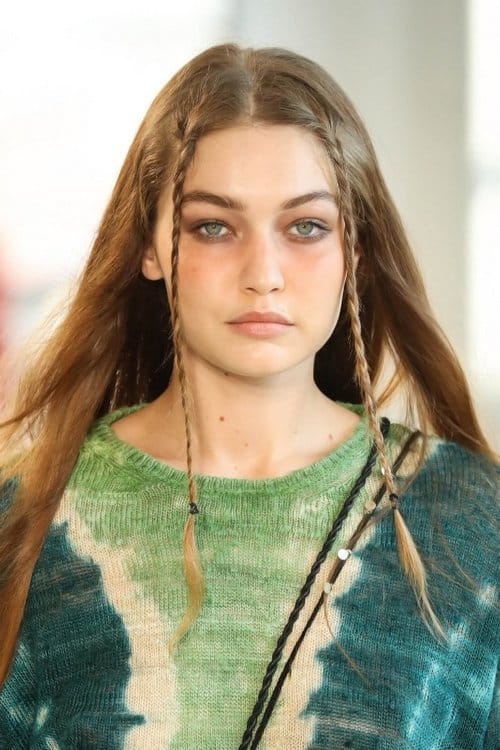 تسريحة الضفائر الرفيعة بأسلوب Gigi Hadid
