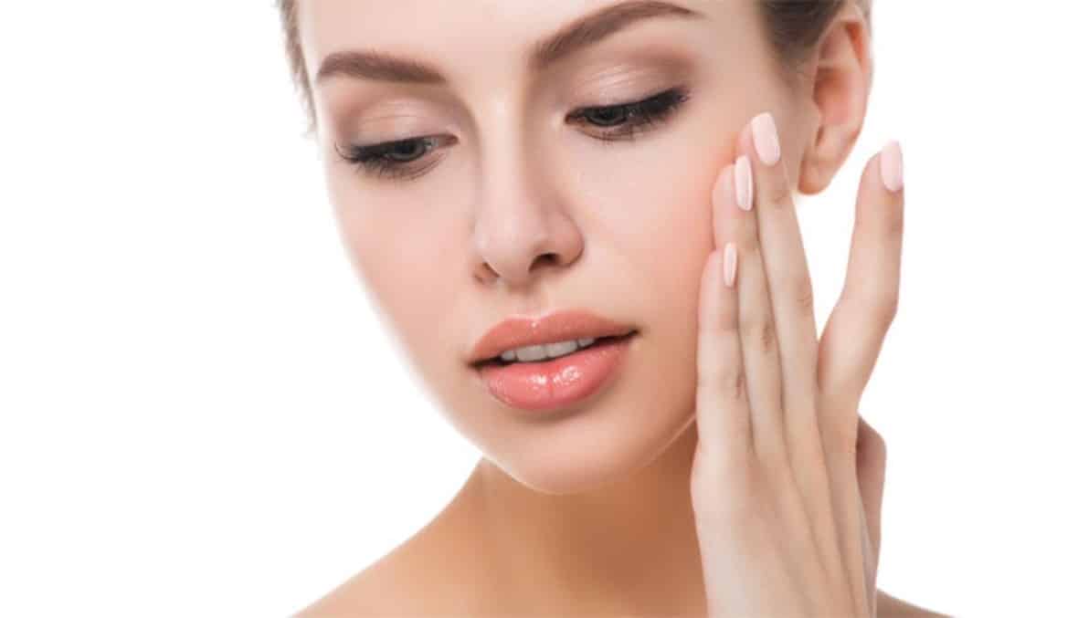 علاج البشرة الملتهبة بالأعشاب الطبيعية