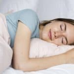 «خبيرة تغذية» توضح الممارسات الصحية المهمة عند الاستيقاظ من النوم