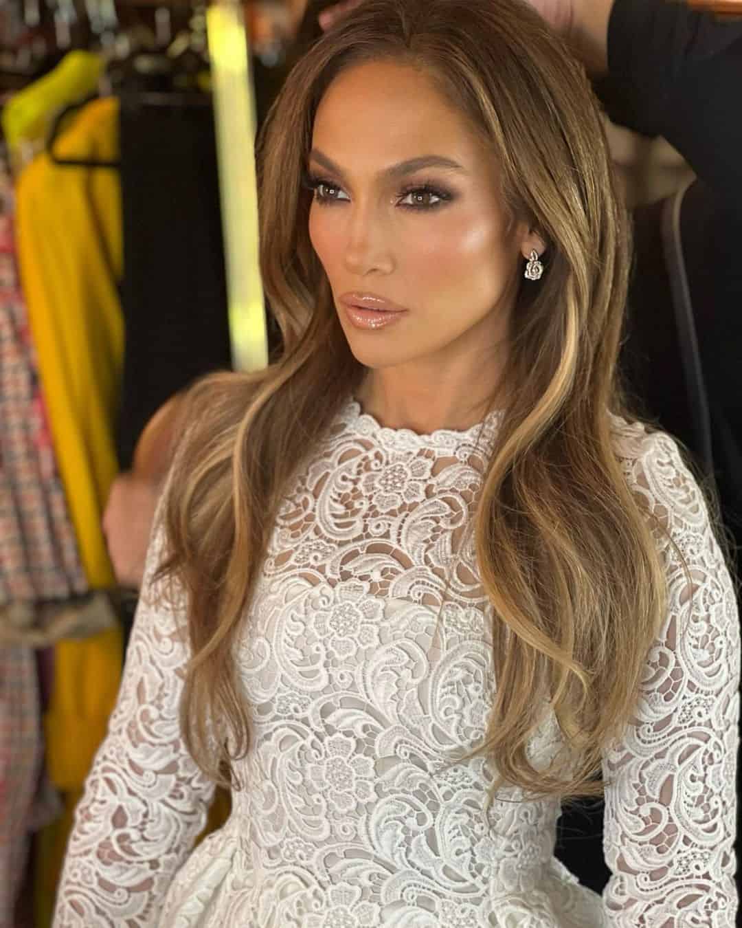ألوان أحمر شفاه نيود لماعة على طريقة «Jennifer Lopez»