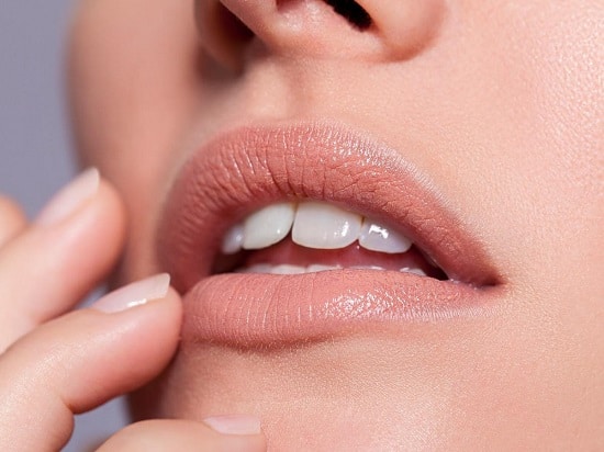 وصفات تفتيح الشفاه في المنزل طبيعيًا