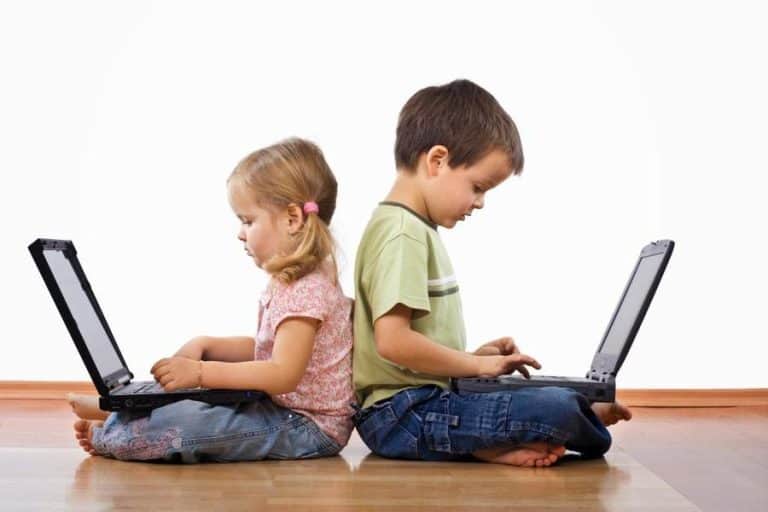 علاقة الأجهزة الذكية والتوحد عند الأطفال.. «مختص» يجيب