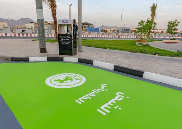 بالصور.. بدء تنفيذ مشروع شحن السيارات الكهربائية بالمدينة المنورة