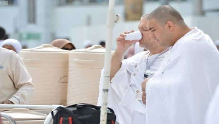 آداب شرب ماء زمزم في الحرمين الشريفين