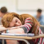 علامات قلة النوم وتأثيرها على أداء الطلاب.. «الصحة» توضح