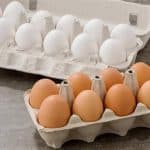 حقيقة اختلاف القيمة الغذائية بين البيض الأبيض والبني.. «الغذاء والدواء» توضح 
