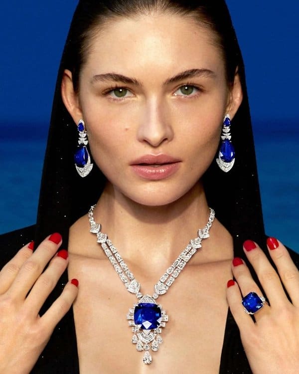 قلائد مرصعة بحجر الياقوت لإطلالة ملكية مفعمة بالحيوية