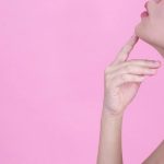 تخلصي من الرؤوس السوداء على الذقن بـ6 حيل ذكية