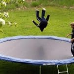 ما هي مخاطر القفز على النطيطة للأطفال؟.. «الصحة» تجيب 