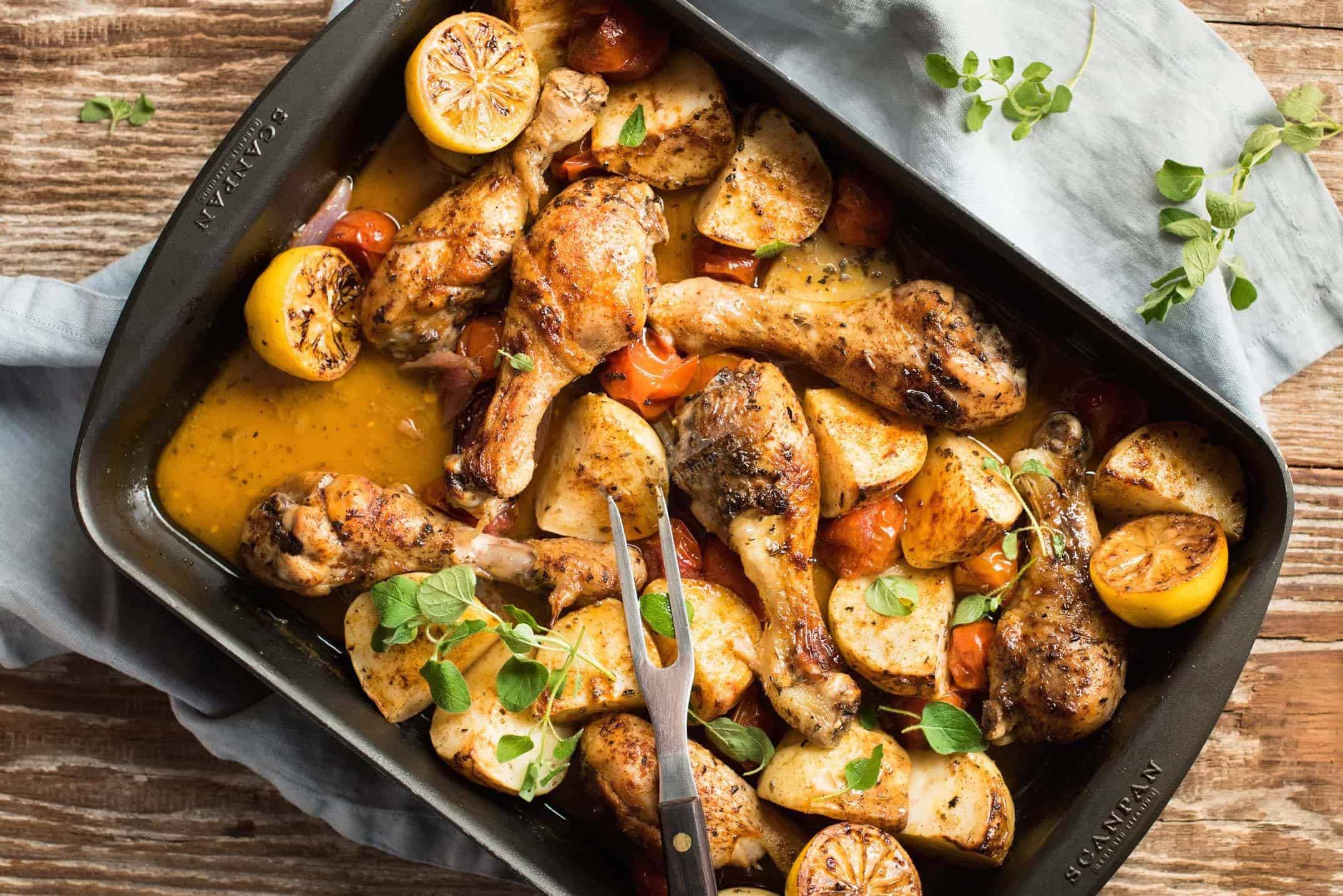 بطريقة غير تقليدية.. خطوت صينية الدجاج بالبطاطس والثوم