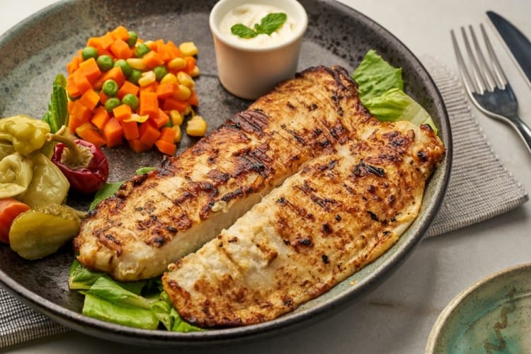 أطعمة لمرضى السكر.. طريقة صينية الخضار بالسلمون المدخن