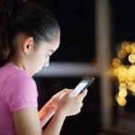 أطفال المملكة يقضون 2.42 ساعة يوميًّا على الأجهزة المحمولة