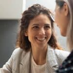 إتيكيت الحديث الراقي.. اتركي أثرك الطيب