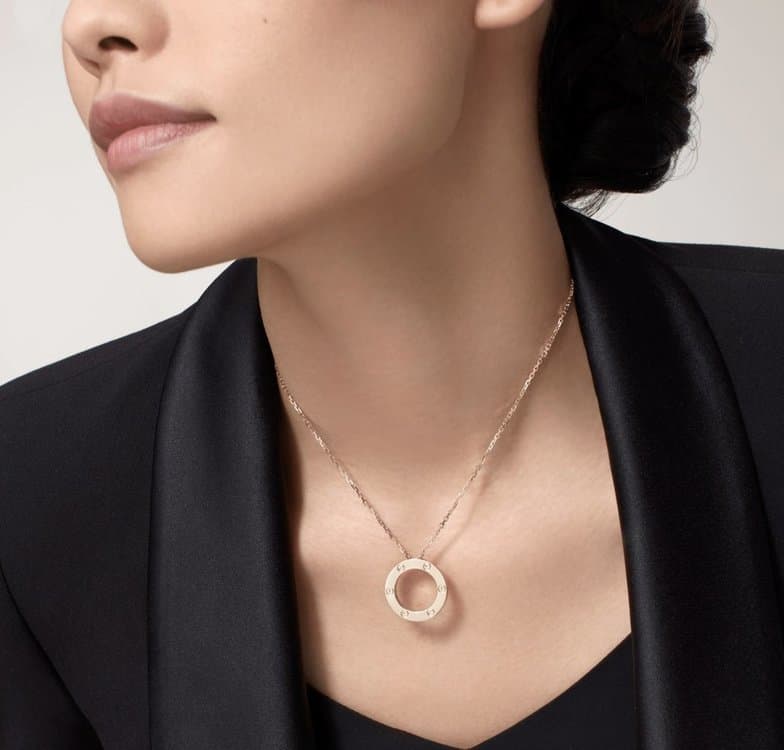 السلاسل والقلادات الطويلة تكتسح عالم المجوهرات من جديد في موسم 2022