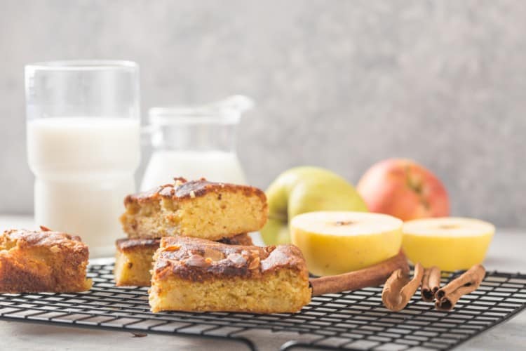 طريقة عمل براونيز بالتفاح طبق حلويات خفيف لعائلتك