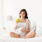 فوائد التفاح للحامل والجنين .. وهل يوجد أضرار عند تناوله خلال الحمل؟